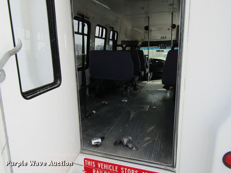 image for item FD9399 2006 Ford E350 Super Duty shuttle bus