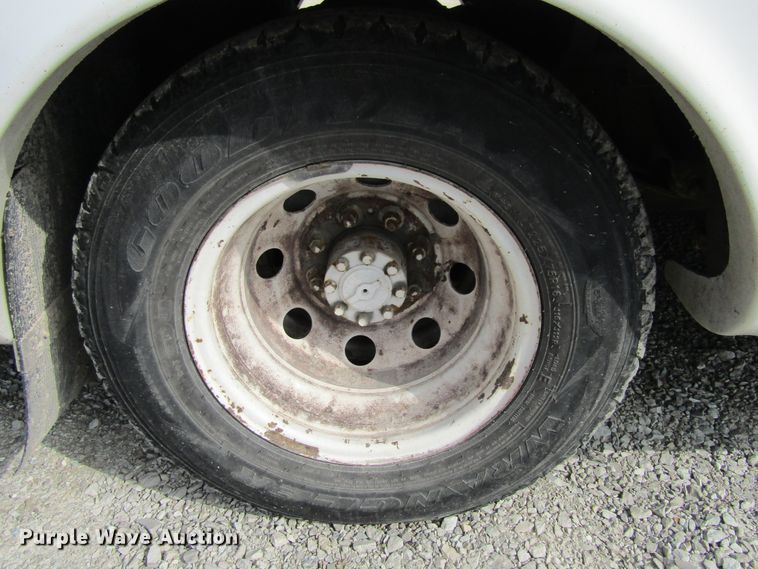 image for item FD9399 2006 Ford E350 Super Duty shuttle bus