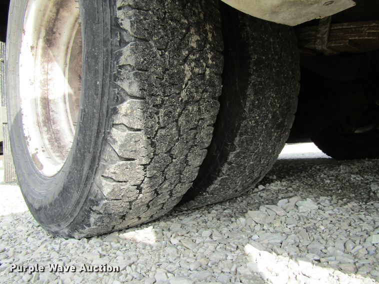 image for item FD9399 2006 Ford E350 Super Duty shuttle bus