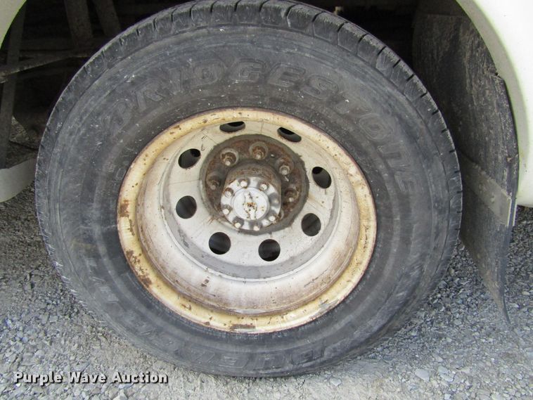 image for item FD9399 2006 Ford E350 Super Duty shuttle bus