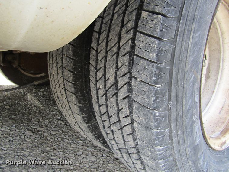 image for item FD9399 2006 Ford E350 Super Duty shuttle bus