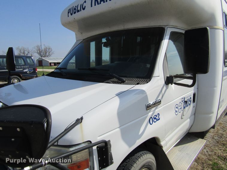 image for item FD9401 2008 Ford Econoline E450 shuttle bus