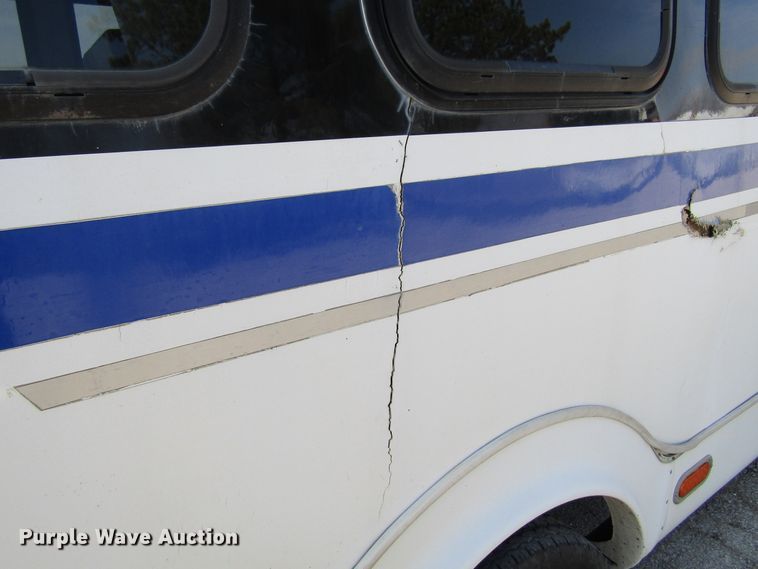 image for item FD9401 2008 Ford Econoline E450 shuttle bus