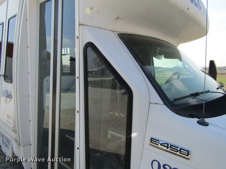 image for item FD9401 2008 Ford Econoline E450 shuttle bus