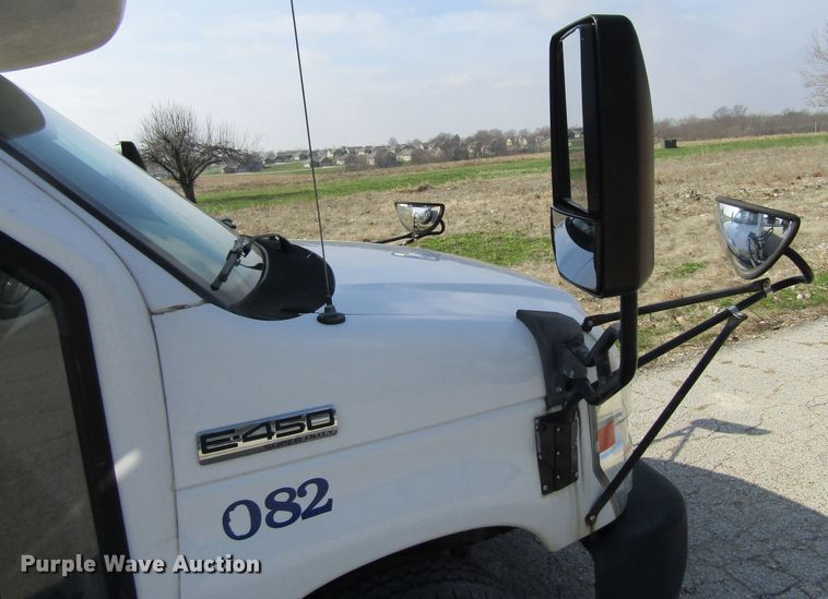 image for item FD9401 2008 Ford Econoline E450 shuttle bus