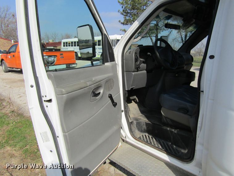 image for item FD9401 2008 Ford Econoline E450 shuttle bus