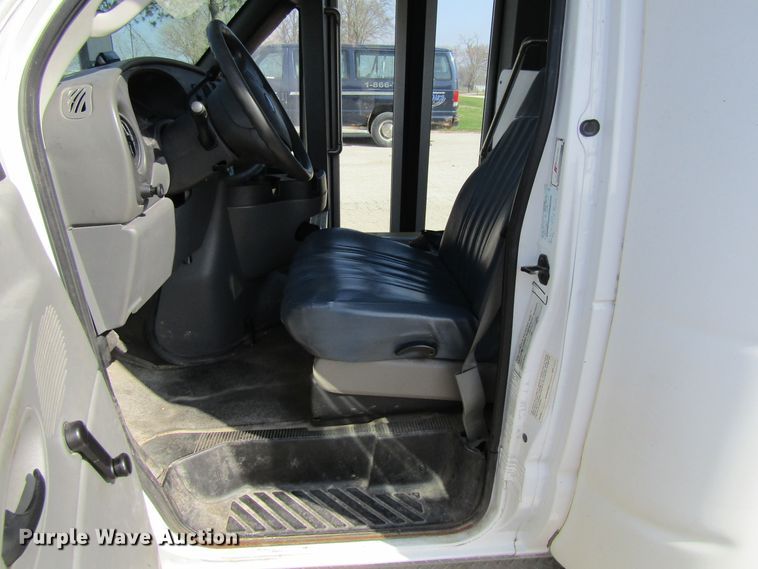 image for item FD9401 2008 Ford Econoline E450 shuttle bus