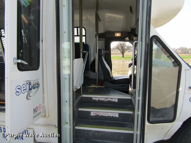 image for item FD9401 2008 Ford Econoline E450 shuttle bus