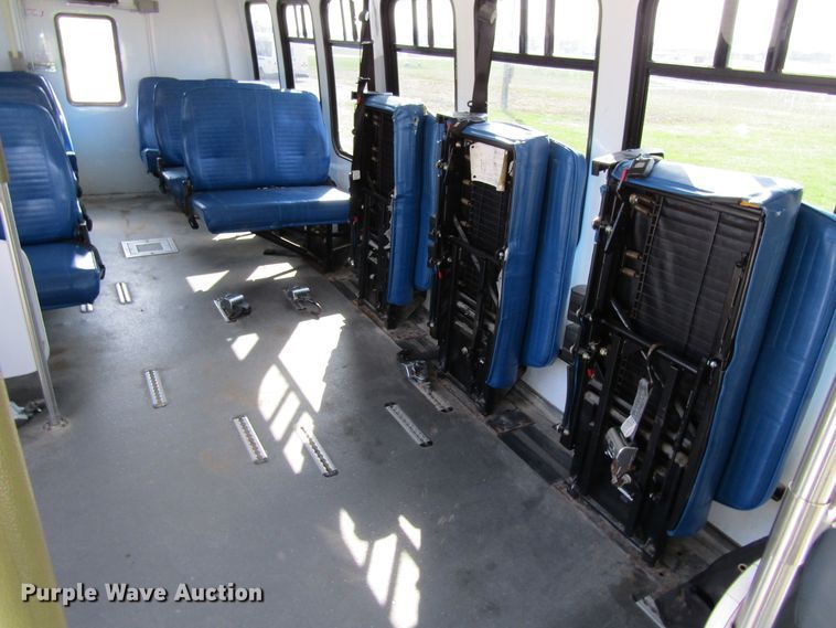 image for item FD9401 2008 Ford Econoline E450 shuttle bus