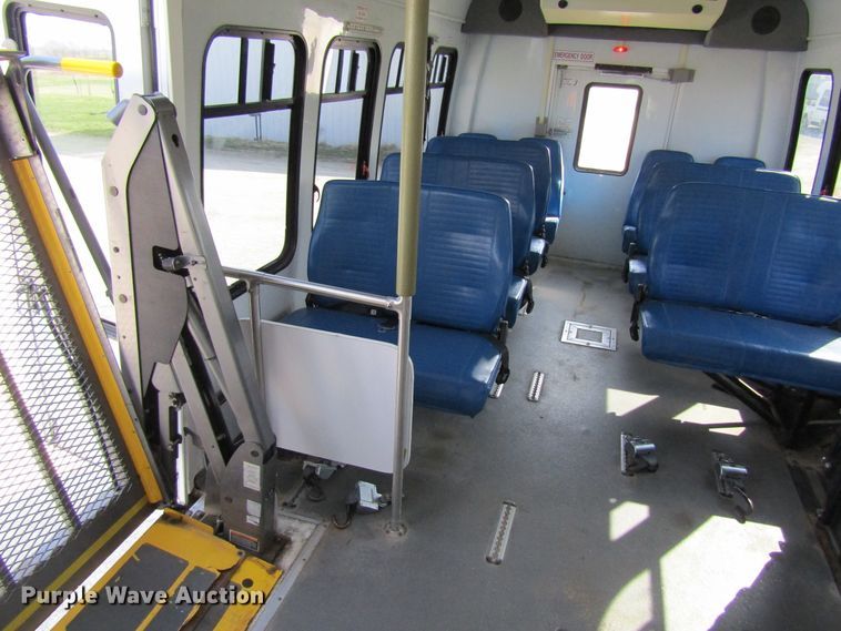 image for item FD9401 2008 Ford Econoline E450 shuttle bus