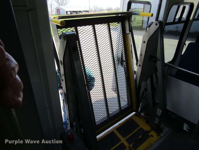 image for item FD9401 2008 Ford Econoline E450 shuttle bus