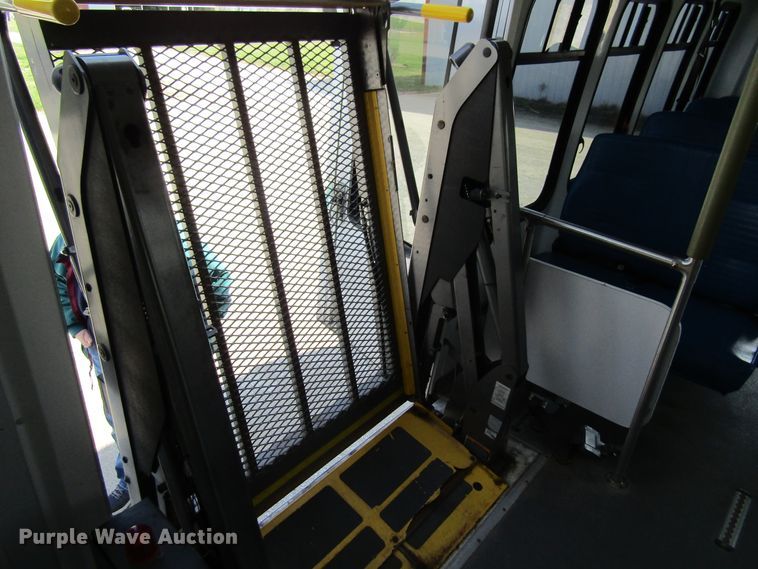 image for item FD9401 2008 Ford Econoline E450 shuttle bus