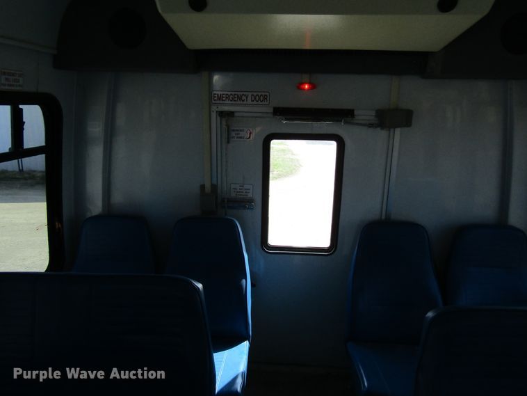 image for item FD9401 2008 Ford Econoline E450 shuttle bus