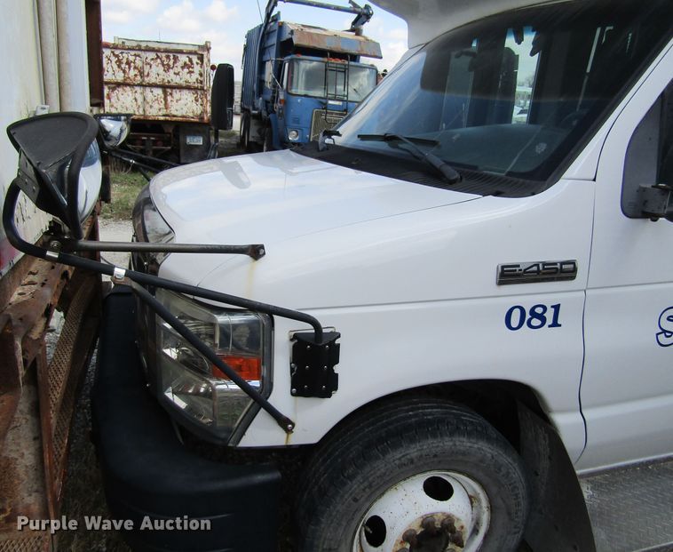 image for item FD9402 2008 Ford Econoline E450 shuttle bus