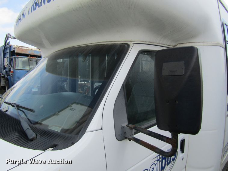 image for item FD9402 2008 Ford Econoline E450 shuttle bus