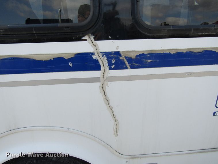 image for item FD9402 2008 Ford Econoline E450 shuttle bus