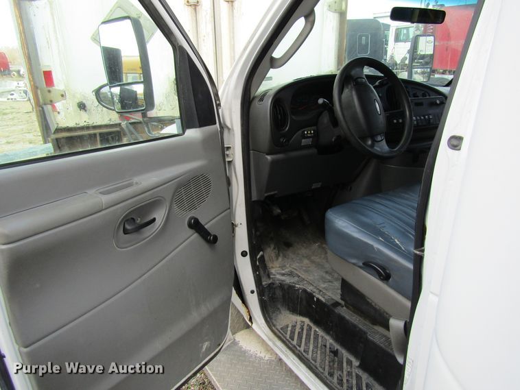 image for item FD9402 2008 Ford Econoline E450 shuttle bus