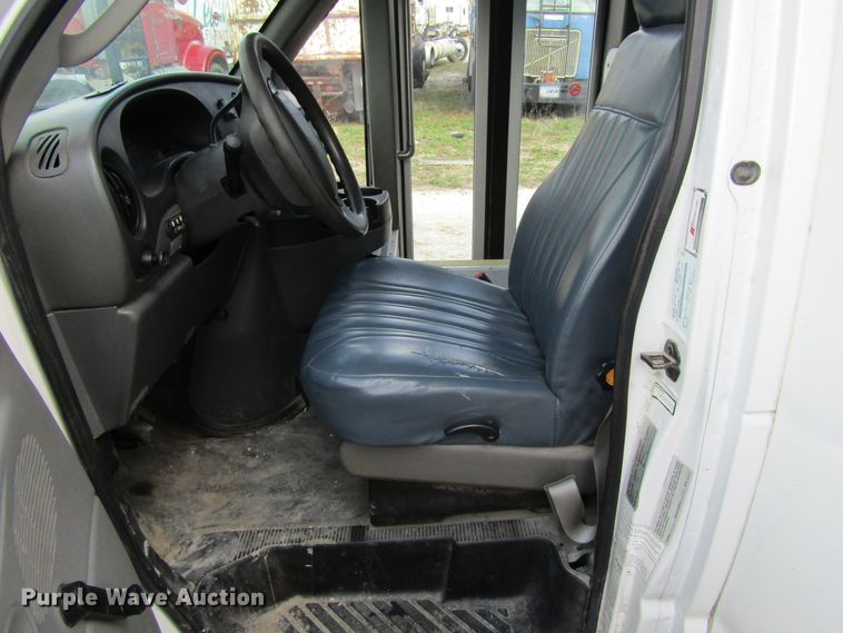 image for item FD9402 2008 Ford Econoline E450 shuttle bus