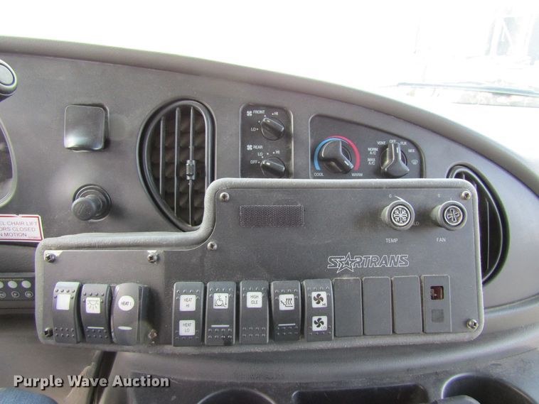 image for item FD9402 2008 Ford Econoline E450 shuttle bus