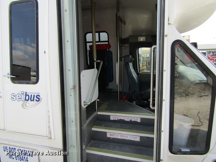 image for item FD9402 2008 Ford Econoline E450 shuttle bus