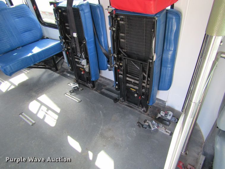 image for item FD9402 2008 Ford Econoline E450 shuttle bus