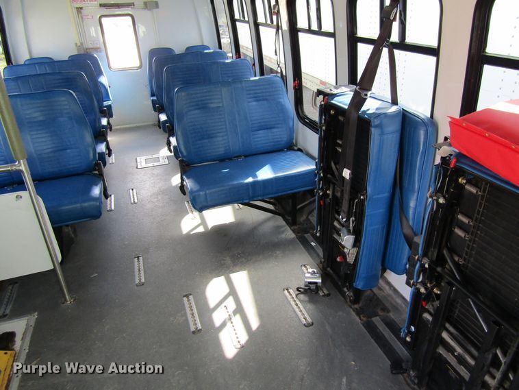 image for item FD9402 2008 Ford Econoline E450 shuttle bus