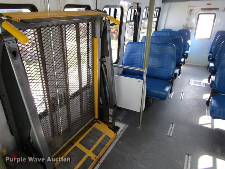 image for item FD9402 2008 Ford Econoline E450 shuttle bus