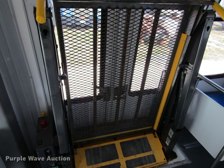 image for item FD9402 2008 Ford Econoline E450 shuttle bus