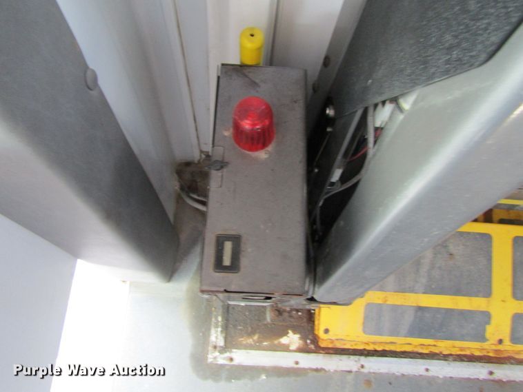 image for item FD9402 2008 Ford Econoline E450 shuttle bus