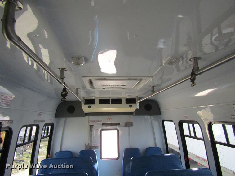 image for item FD9402 2008 Ford Econoline E450 shuttle bus