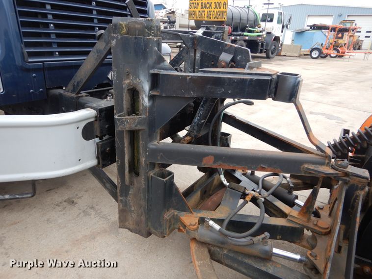 image for item GB9880 1998 International 4900 dump truck