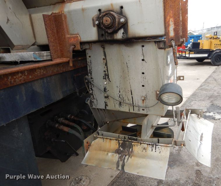 image for item GB9880 1998 International 4900 dump truck