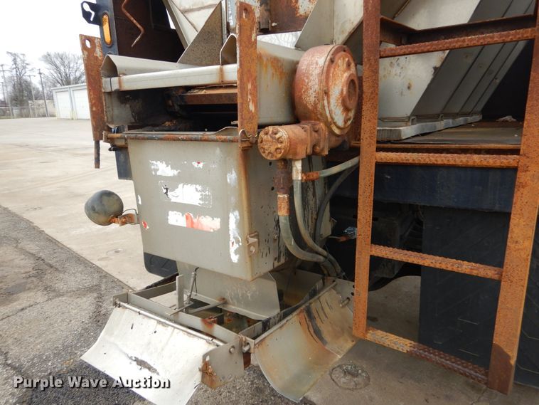 image for item GB9880 1998 International 4900 dump truck