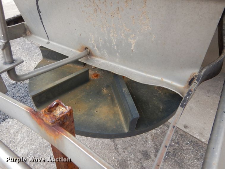 image for item GB9880 1998 International 4900 dump truck