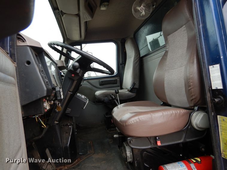 image for item GB9880 1998 International 4900 dump truck