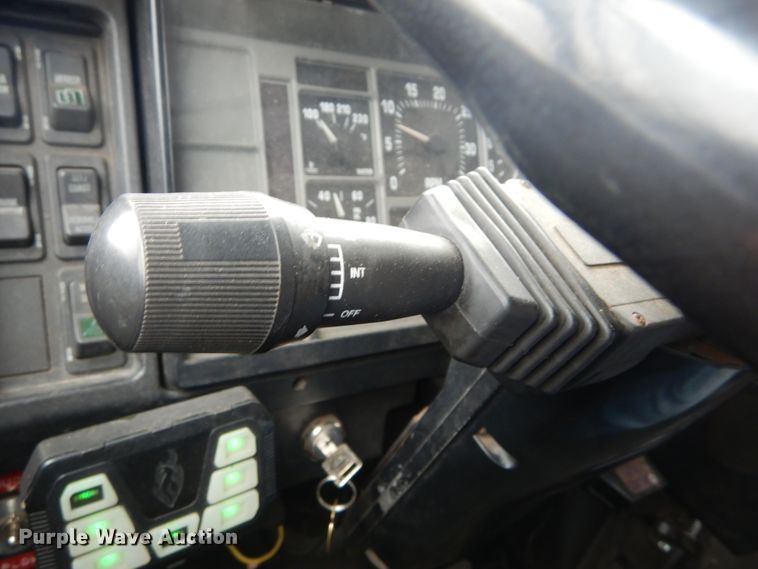 image for item GB9880 1998 International 4900 dump truck