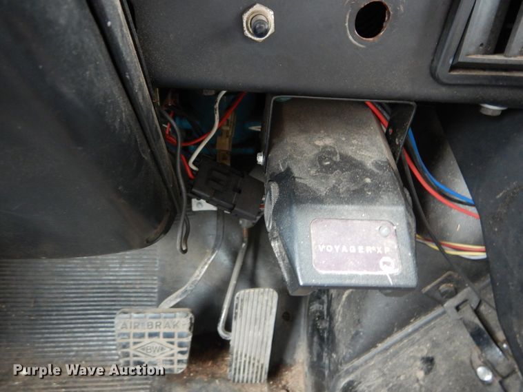 image for item GB9880 1998 International 4900 dump truck