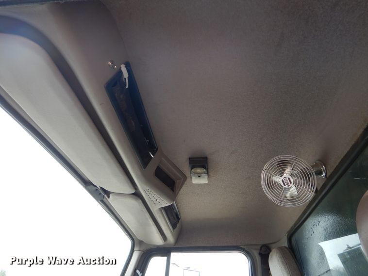 image for item GB9880 1998 International 4900 dump truck