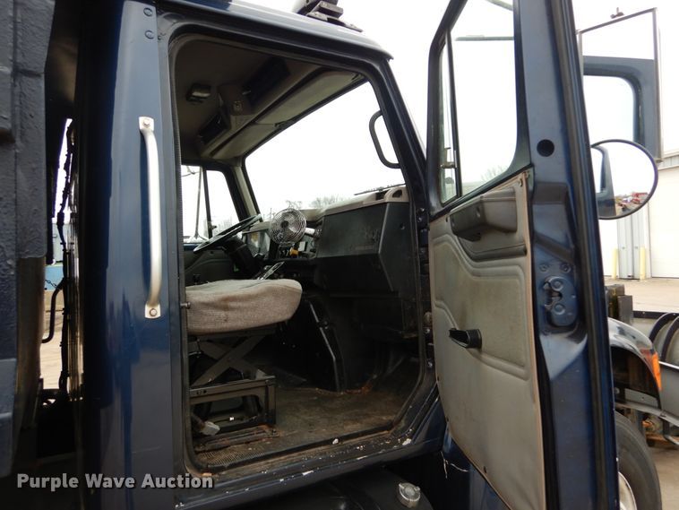 image for item GB9880 1998 International 4900 dump truck