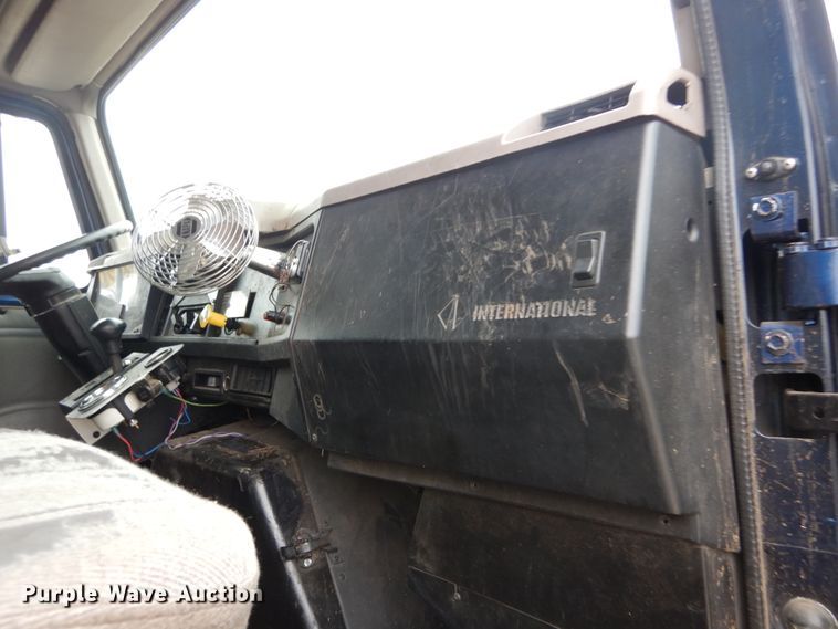 image for item GB9880 1998 International 4900 dump truck