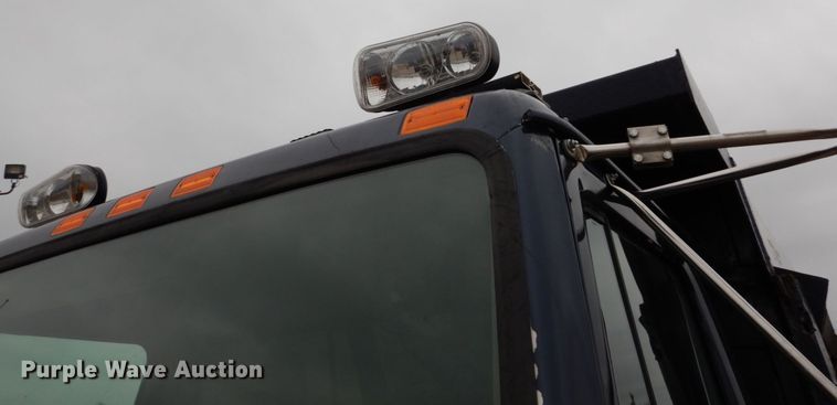 image for item GB9880 1998 International 4900 dump truck