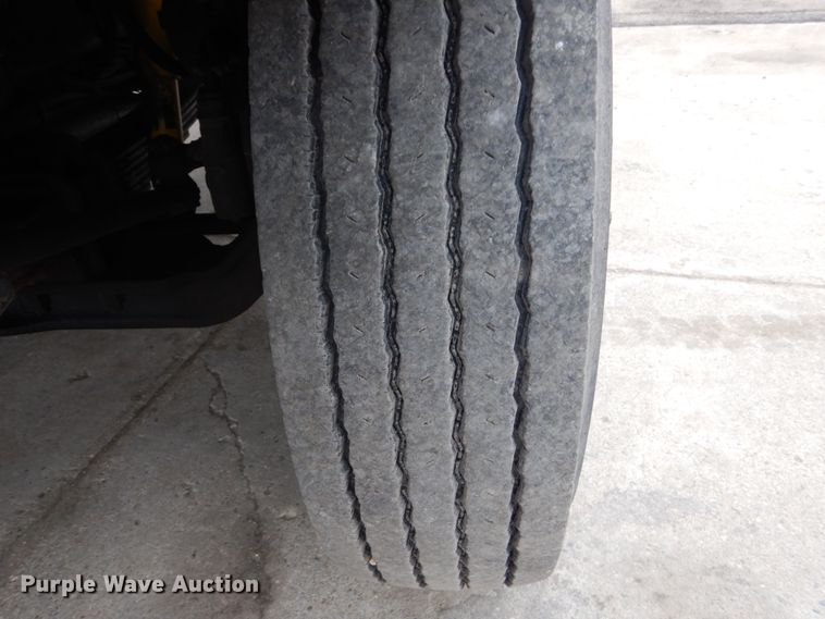 image for item GB9880 1998 International 4900 dump truck