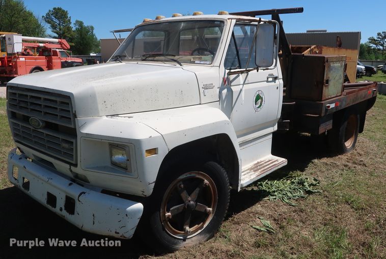 image for item GS9805 1981 Ford F600 flatbed truck