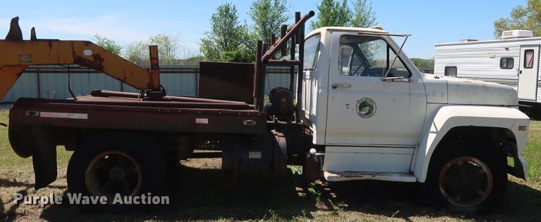image for item GS9805 1981 Ford F600 flatbed truck