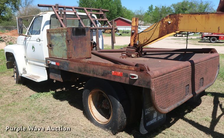 image for item GS9805 1981 Ford F600 flatbed truck