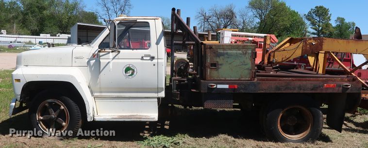 image for item GS9805 1981 Ford F600 flatbed truck