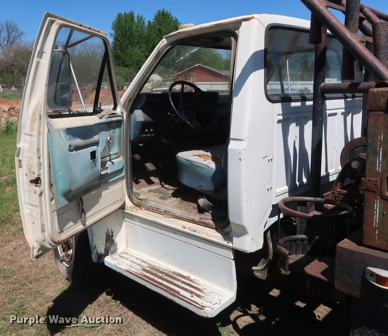 image for item GS9805 1981 Ford F600 flatbed truck