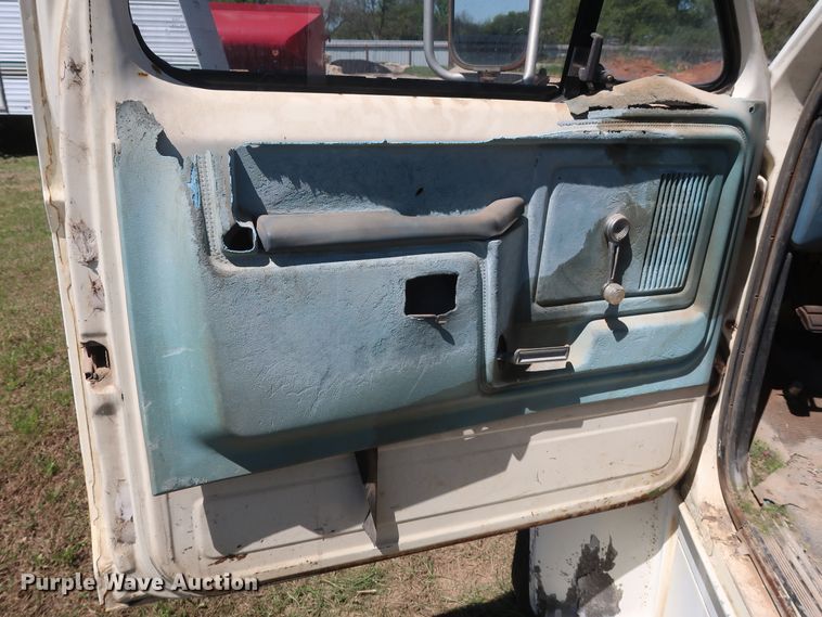 image for item GS9805 1981 Ford F600 flatbed truck