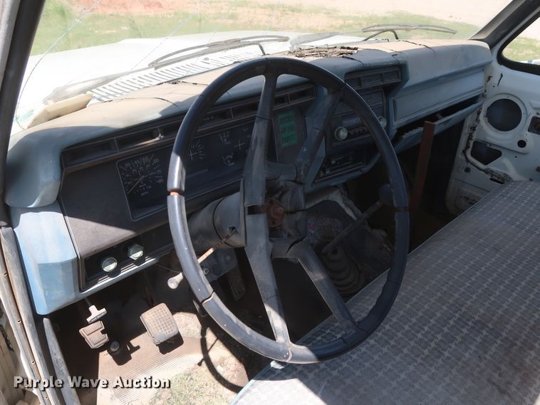 image for item GS9805 1981 Ford F600 flatbed truck