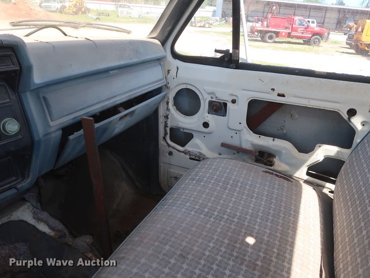 image for item GS9805 1981 Ford F600 flatbed truck